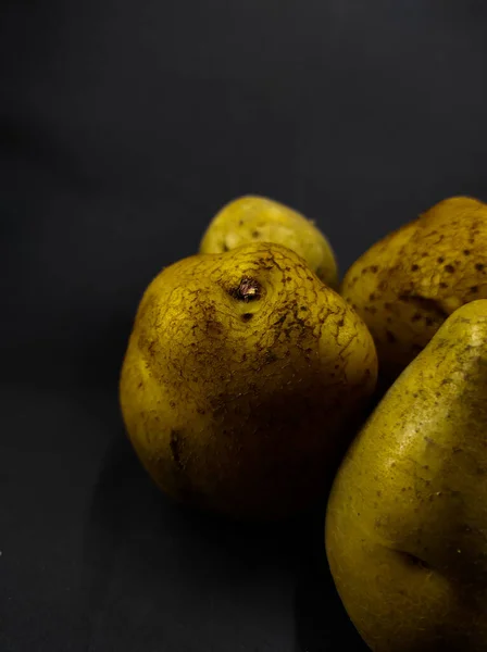 Foto Uma Pilha Batatas Cruas Isoladas Fundo Preto — Fotografia de Stock