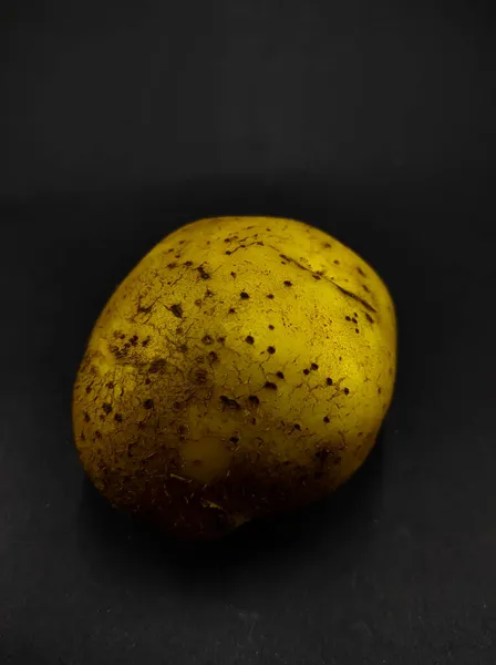 Siyah Arka Planda Izole Edilmiş Çiğ Patates Yığınının Fotoğrafı — Stok fotoğraf