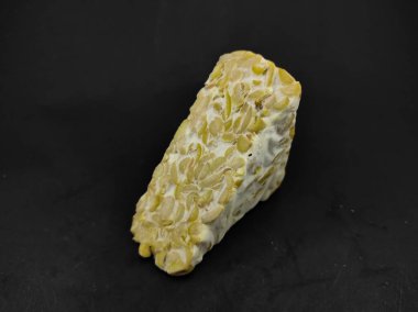 Siyah zemin üzerinde izole edilmiş ham tempeh dilimlerinin fotoğrafı, Odaklanma