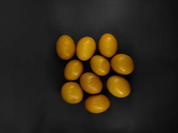 Bir Grup Çiğ Yumurtanın Siyah Arka Planda Izole Edilmiş Fotoğrafı — Stok fotoğraf