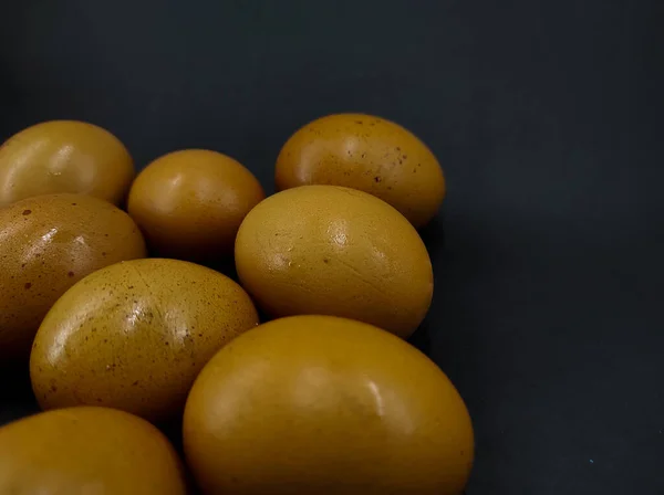 Foto Manojo Huevos Crudos Aislados Sobre Fondo Negro — Foto de Stock