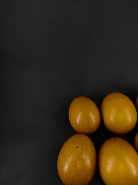 Foto Eines Bündels Roher Eier Isoliert Auf Schwarzem Hintergrund — Stockfoto