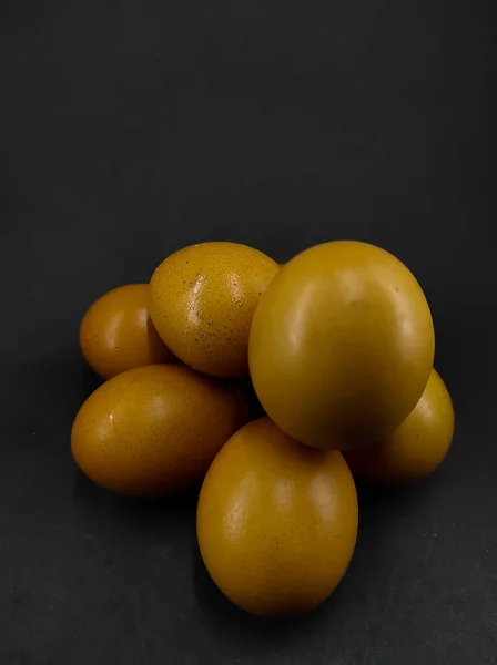 Φωτογραφία Από Ένα Μάτσο Ωμά Αυγά Απομονωμένα Μαύρο Φόντο — Φωτογραφία Αρχείου
