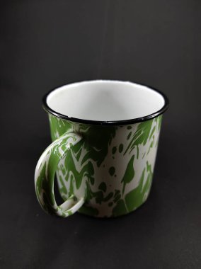 Siyah zemin üzerinde izole edilmiş büyük beyaz ve yeşil metal gözlüklerin fotoğrafı.