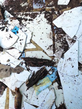 Evin terasındaki kırık tavanın fotoğrafı. Hava ve yağmur yüzünden çökmüş, odak dışı kalmış.