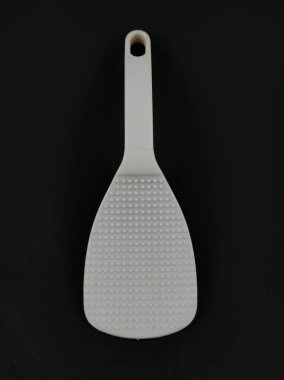 Siyah zemin üzerinde izole edilmiş beyaz plastik pirinç kaşığı fotoğrafı, Odaklanma değil.