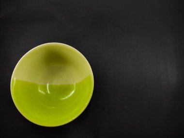 Siyah arka planda izole edilmiş küçük yeşil kâse fotoğrafı, Odaklanma değil.