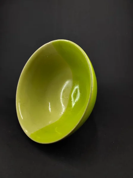 Photo Small Green Bowl Isolated Black Background Focus — Stock Photo, Image