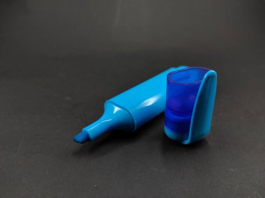 Siyah arkaplanda izole edilmiş mavi fosforlu fotoğraf