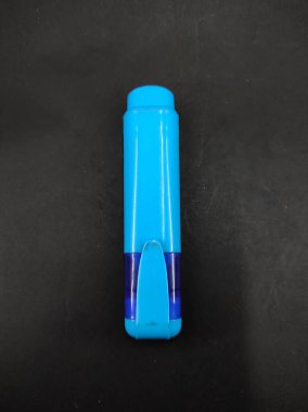 Siyah arkaplanda izole edilmiş mavi fosforlu fotoğraf