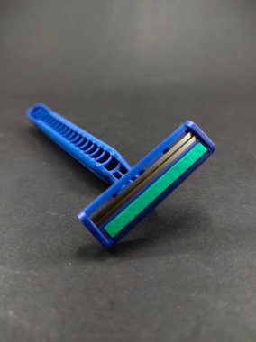 Sakal ve bıyık için mavi tıraş makinesi resmi siyah arka planda izole edilmiş, Odaklanma değil.