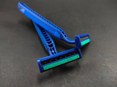 Sakal ve bıyık için mavi tıraş makinesi resmi siyah arka planda izole edilmiş, Odaklanma değil.