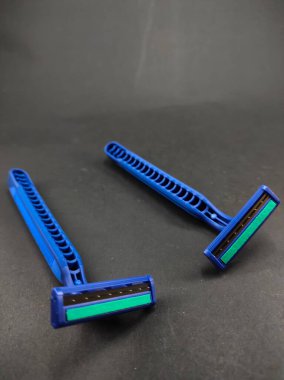 Sakal ve bıyık için mavi tıraş makinesi resmi siyah arka planda izole edilmiş, Odaklanma değil.