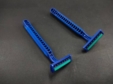 Sakal ve bıyık için mavi tıraş makinesi resmi siyah arka planda izole edilmiş, Odaklanma değil.