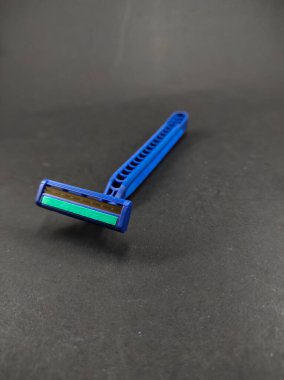 Sakal ve bıyık için mavi tıraş makinesi resmi siyah arka planda izole edilmiş, Odaklanma değil.