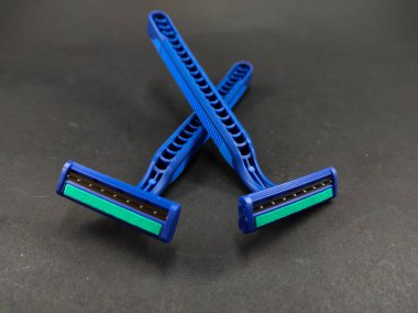 Sakal ve bıyık için mavi tıraş makinesi resmi siyah arka planda izole edilmiş, Odaklanma değil.