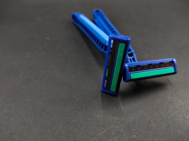 Sakal ve bıyık için mavi tıraş makinesi resmi siyah arka planda izole edilmiş, Odaklanma değil.