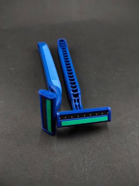 Sakal ve bıyık için mavi tıraş makinesi resmi siyah arka planda izole edilmiş, Odaklanma değil.