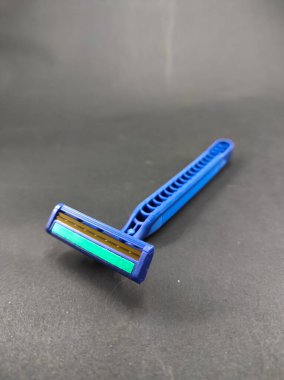 Sakal ve bıyık için mavi tıraş makinesi resmi siyah arka planda izole edilmiş, Odaklanma değil.