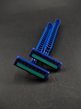 Sakal ve bıyık için mavi tıraş makinesi resmi siyah arka planda izole edilmiş, Odaklanma değil.