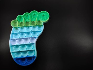  Fotoğrafta siyah arka planda izole çocuklar için oyuncak var, Odaklanma değil.