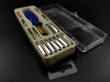 Siyah arkaplanda izole edilmiş mavi saplı çok amaçlı tornavidaların fotoğrafı, Odaklanma