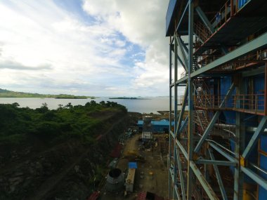 Gorontalo, Endonezya - 18 Eylül 2017: Halen yapım aşamasında olan buhar santralinin fotoğrafı