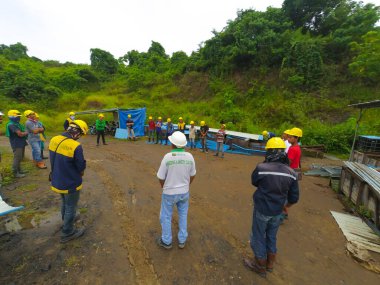 Gorontalo, Endonezya - 23 Temmuz 2017: Bir inşaat sahasında çalışmadan önce güvenlik alet çantası toplantısı yapan bir grup işçinin fotoğrafı