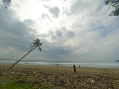 Pangandaran, Batı Java, Endonezya - Şubat 06, 2017: Sadece birkaç ziyaretçinin ziyaret ettiği terk edilmiş bir Pangandaran plajının fotoğrafı - Endonezya, Odak Değil