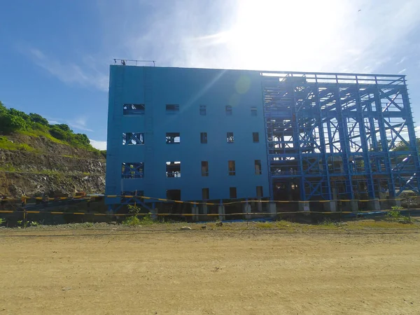 Gorontalo, Endonezya - 18 Eylül 2017: Halen yapım aşamasında olan buhar santralinin fotoğrafı