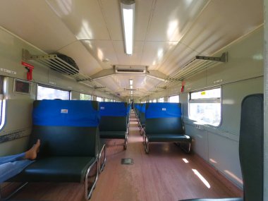 Endonezya 'daki boş bir tren vagonunun bulanık arkaplan fotoğrafı