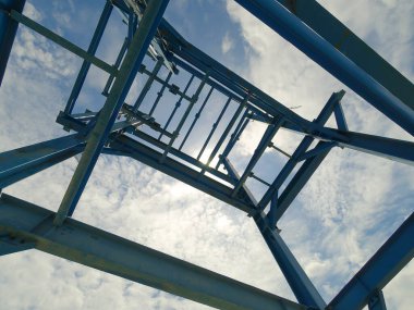 Mavi gökyüzü arkaplanlı bir binanın arkaplanı