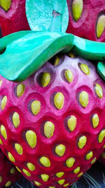 Endonezya 'nın Cicalengka bölgesindeki dev bir çilek heykelinin fotoğrafı