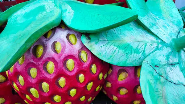 Endonezya 'nın Cicalengka bölgesindeki dev bir çilek heykelinin fotoğrafı