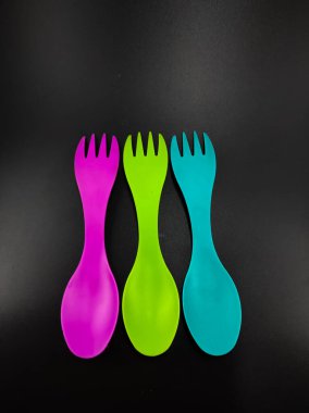 Renkli çatal ve kaşığın fotoğrafı 1 'de siyah arkaplanda izole edilmiş, Odaklanma değil