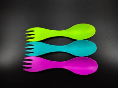 Renkli çatal ve kaşığın fotoğrafı 1 'de siyah arkaplanda izole edilmiş, Odaklanma değil