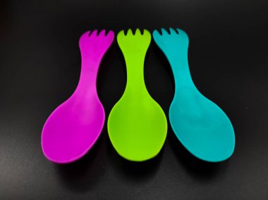 Renkli çatal ve kaşığın fotoğrafı 1 'de siyah arkaplanda izole edilmiş, Odaklanma değil