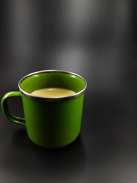 Photo Glass Green Cup Containing Cappuccino Coffee Isolated Black Background — стоковое фото