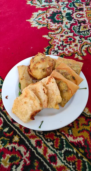 Photo Déconcentrée Abstraite Plat Frit Sur Une Assiette Blanche Sur — Photo