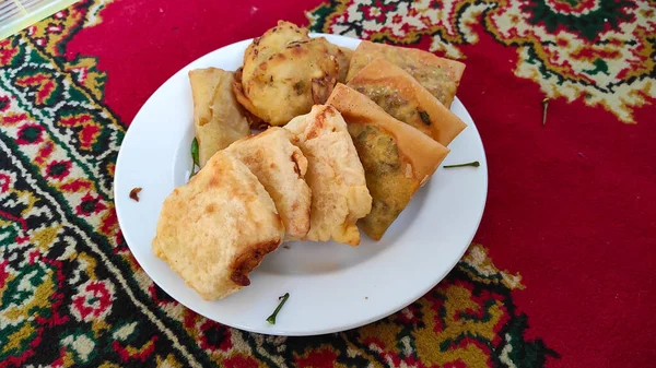 Foto Astratta Sfocata Piatto Fritto Piatto Bianco Tappeto Rosso — Foto Stock