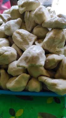 Pempek adındaki tipik Palembang Endonezya yemeğinin kızartılmaya hazır soyut odaklanmış fotoğrafı.