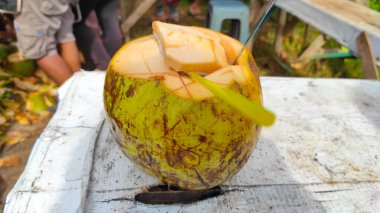 Genç hindistan cevizli fotoğrafın soyut çözünürlüğü doğrudan meyvelerden elde edilir.