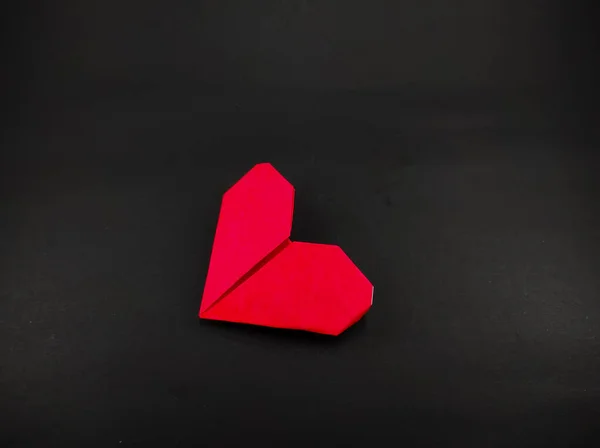 Abstraktes Defokussiertes Orangefarbenes Herzförmiges Origami Isoliert Auf Schwarzem Hintergrund — Stockfoto