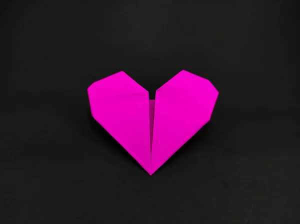 Rosafarbenes Herzförmiges Origami Zum Valentinstag Isoliert Auf Schwarzem Hintergrund — Stockfoto