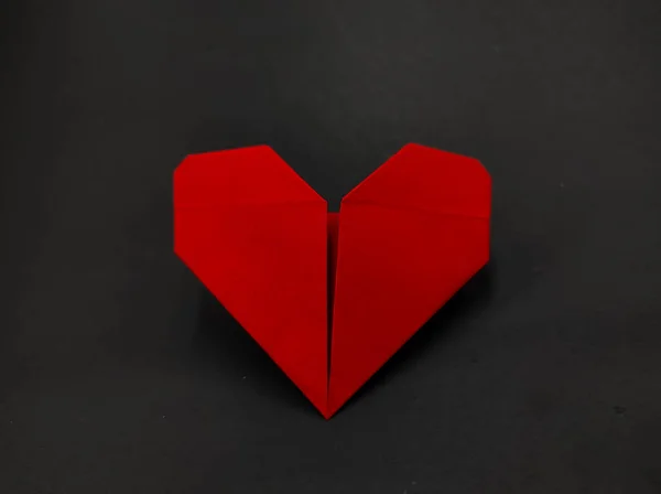 Rotes Herzförmiges Origami Isoliert Auf Schwarzem Hintergrund — Stockfoto