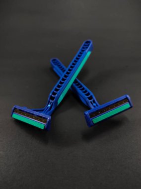 İki mavi jilet ve siyah arka planda izole edilmiş iki jilet.