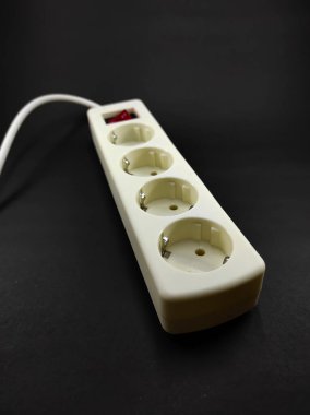 Siyah bir arkaplanda izole edilmiş beyaz bir elektrik terminalinin fotoğrafı, Odaklanma