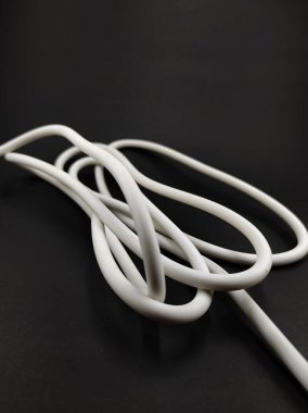 Siyah bir arkaplanda izole edilmiş beyaz bir kablo fotoğrafı, Odaklanma