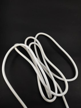 Siyah bir arkaplanda izole edilmiş beyaz bir kablo fotoğrafı, Odaklanma