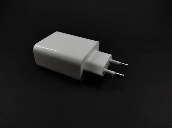 Аннотация Defocused Photo White Smartphone Charger Head Isolated Black Background — стоковое фото